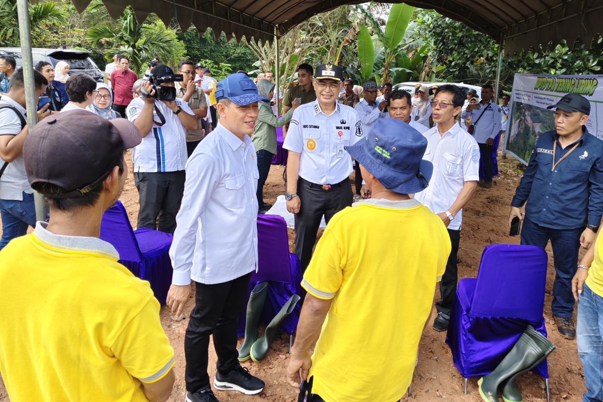 Menteri LH didampingi Wabup HSU Kalsel tinjau TPA Tebing Liring