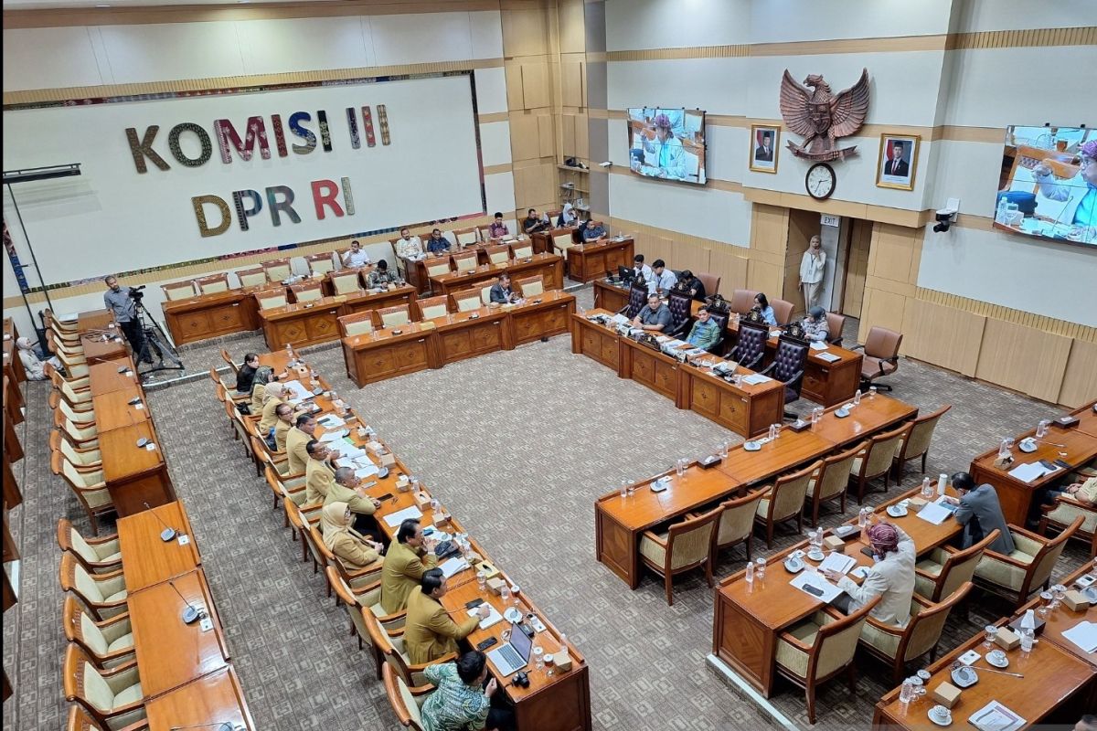 Komisi III DPR upayakan KUHAP baru berlaku 1 Januari 2026