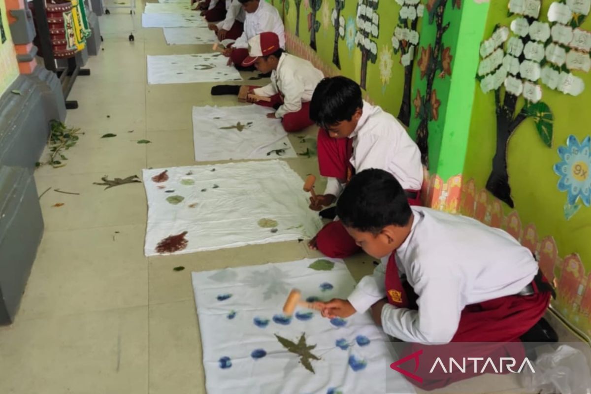Pelajar madrasah di Jembrana diajari buat seni corak kain