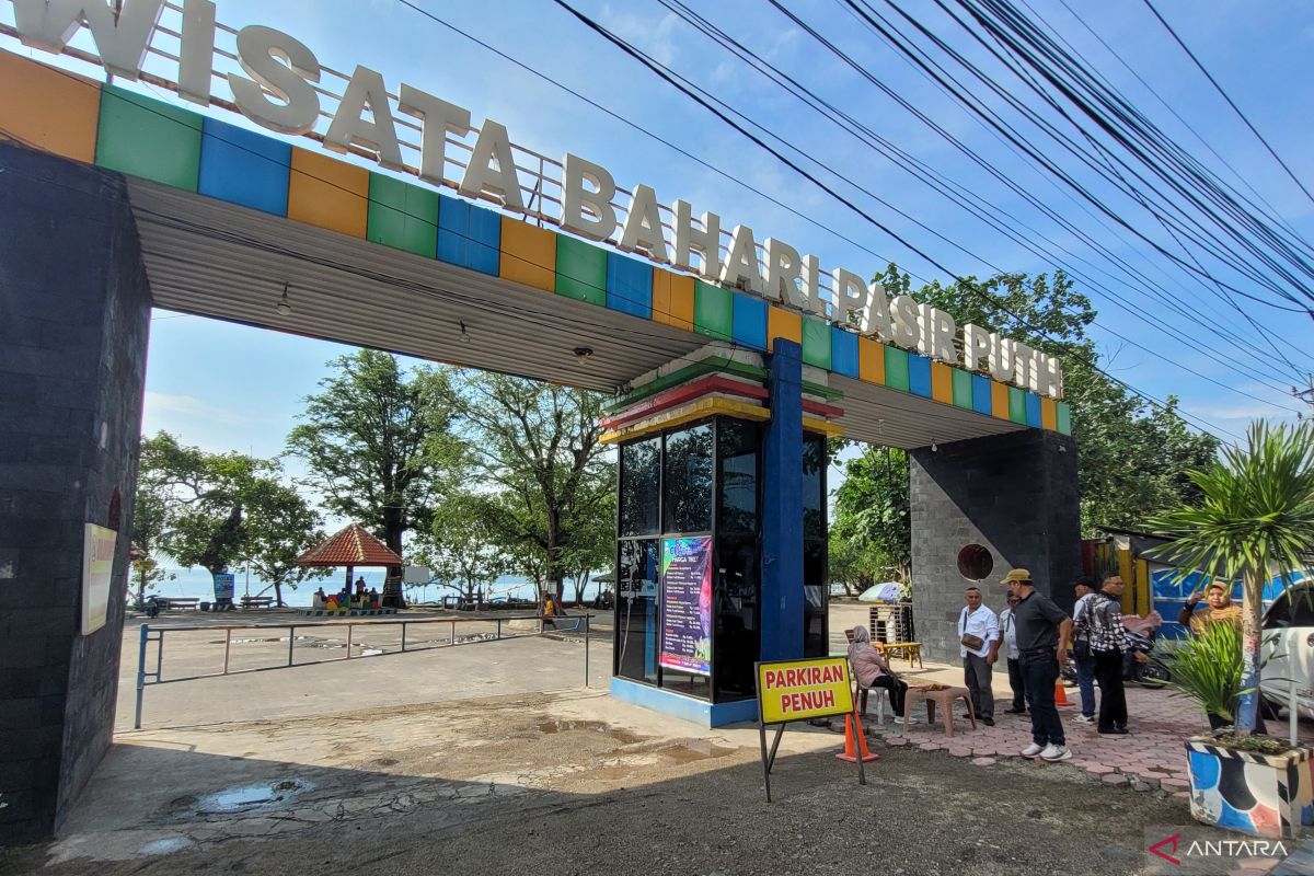 Belum terima gaji, karyawan wisata Pasir Putih Situbondo mogok kerja