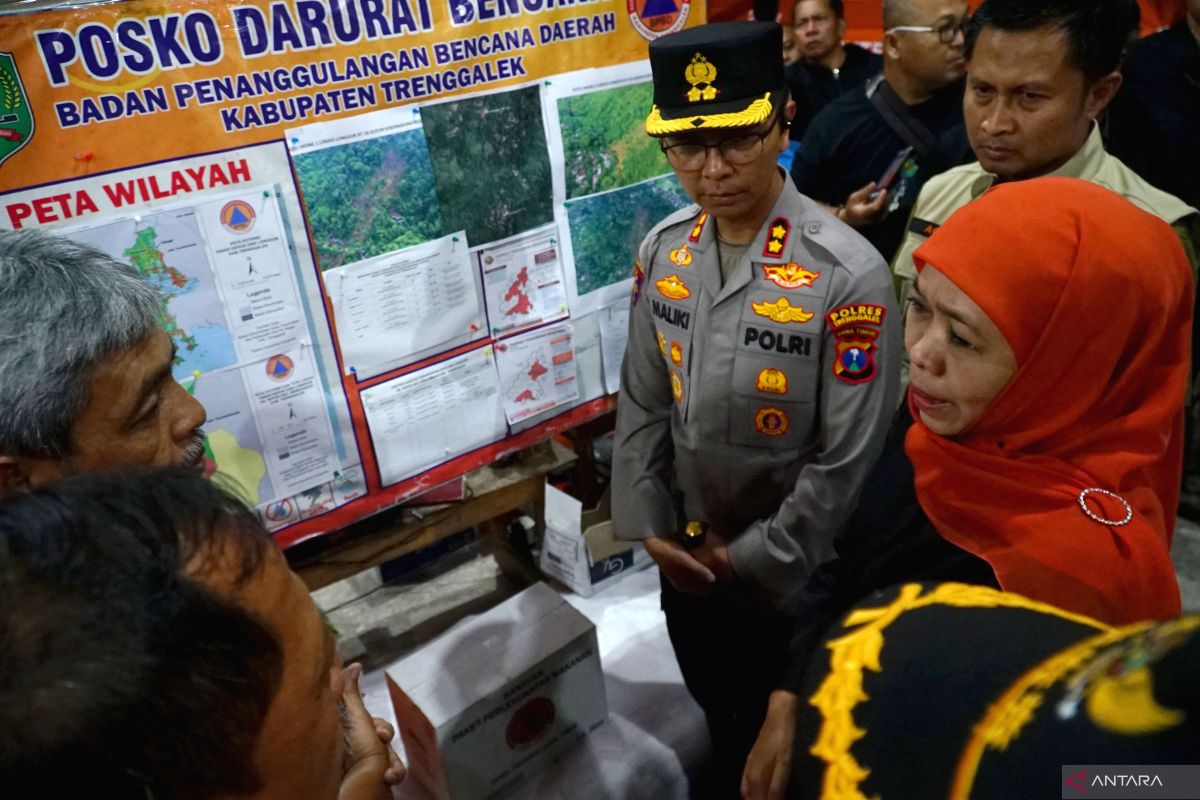 Khofifah tinjau posko pengungsi korban longsor Trenggalek