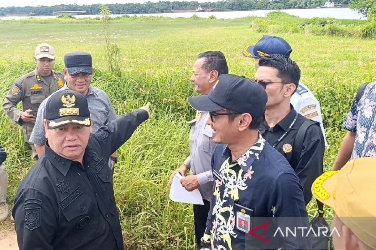 Jalan di ujung landasan pacu Bandara Haji Asan Sampit segera ditutup