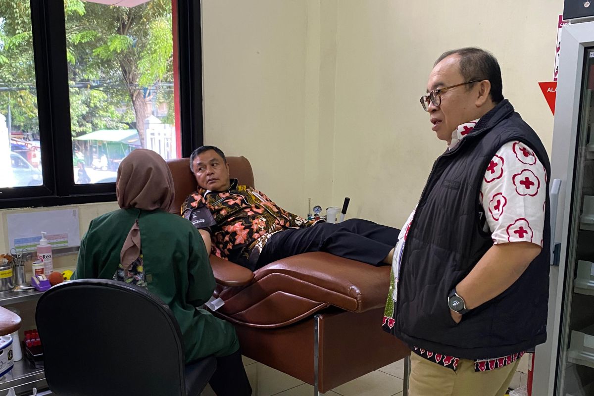 Sekretaris Kota Jakbar donorkan darah di markas PMI