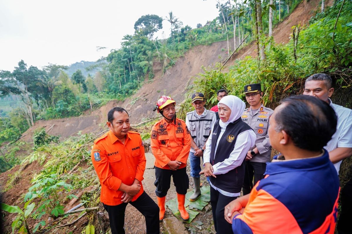Gubernur Jatim Khofifah Indar Parawansa tinjau lokasi longsor Trenggalek