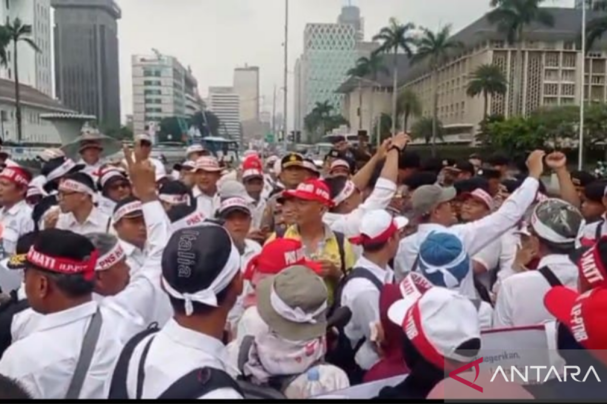Perwakilan P3K UBB bersama 35 ILP PTNB gelar aksi damai di depan Istana Merdeka menuntut jadi PNS