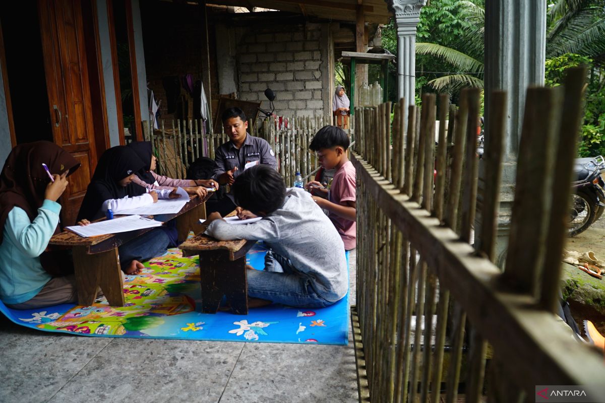 Lima siswa korban longsor tetap ikuti ujian sekolah di kelas darurat