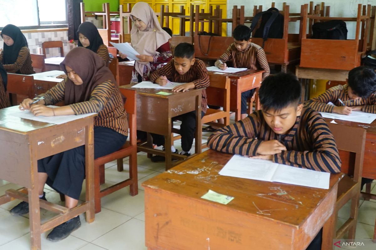 Siswa SDN Depok Trenggalek tetap ujian meski akses tertutup longsor