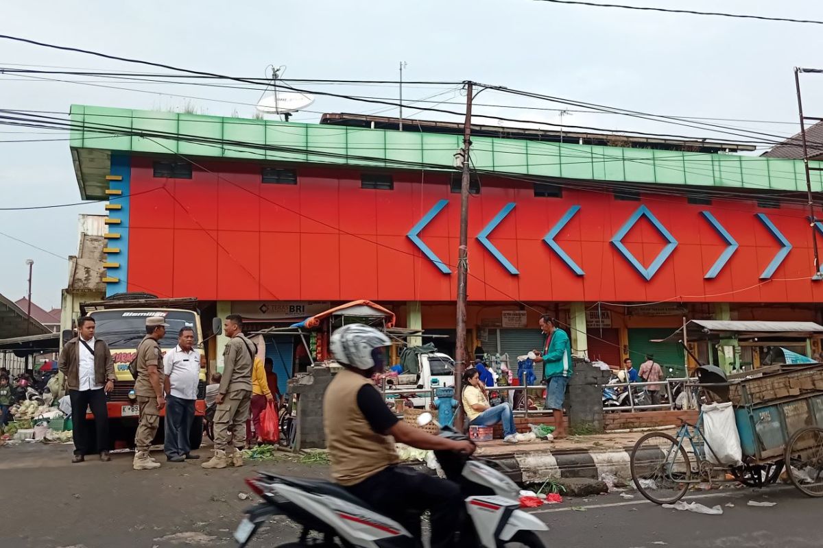 Dinas Perdagangan  bersama tim gabungan tertibkan pedagang melanggar