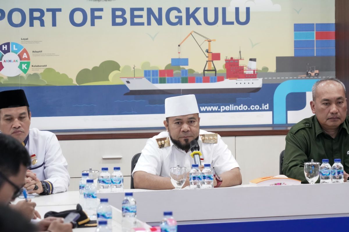 Gubernur: Kapal keruk alur pelabuhan kapasitas besar tiba di Bengkulu