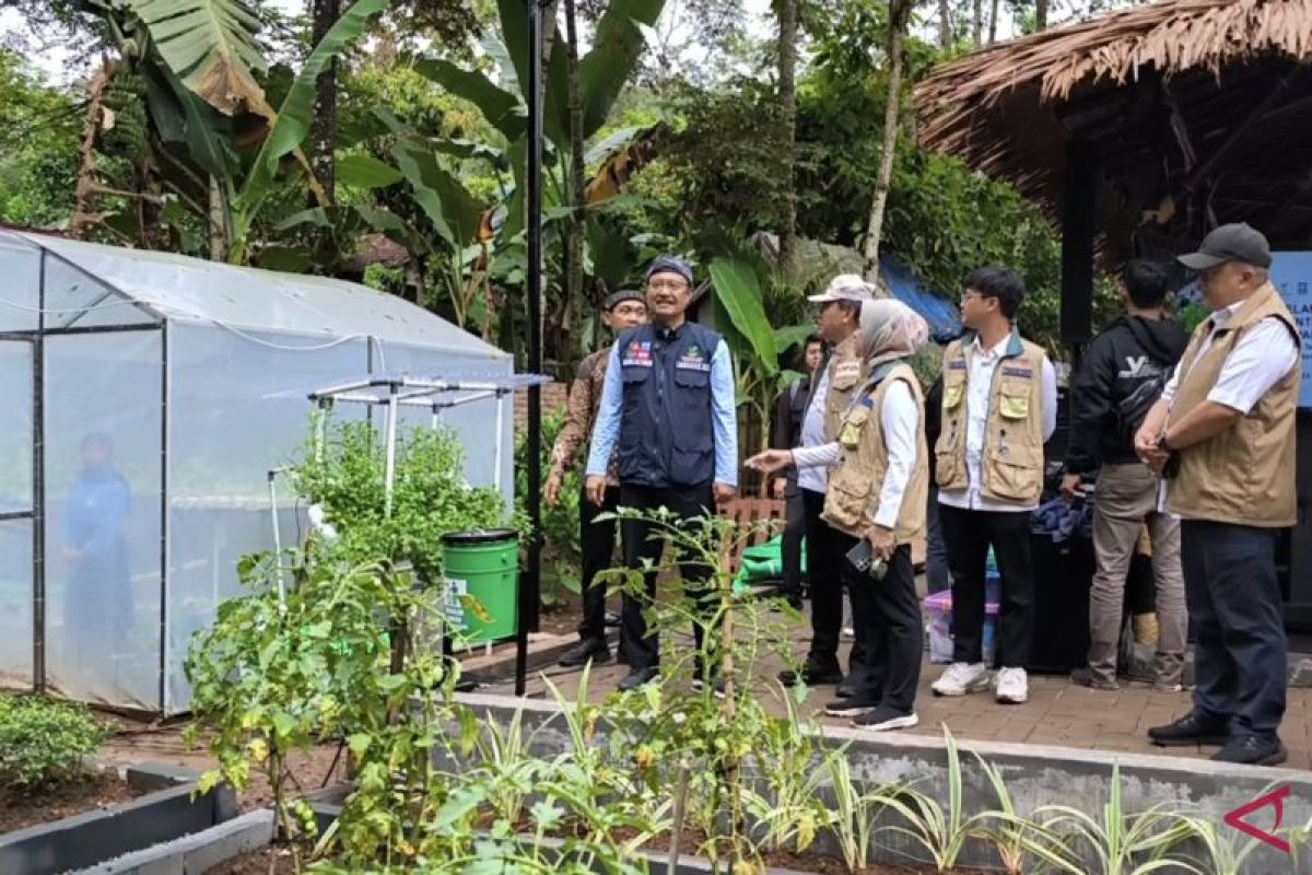 Mensos tinjau pembenahan kawasan kumuh di bantaran sungai Serang