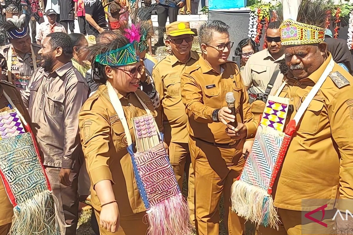 Gubernur Kambu dan Bupati Sorsel luncurkan program sekolah gratis