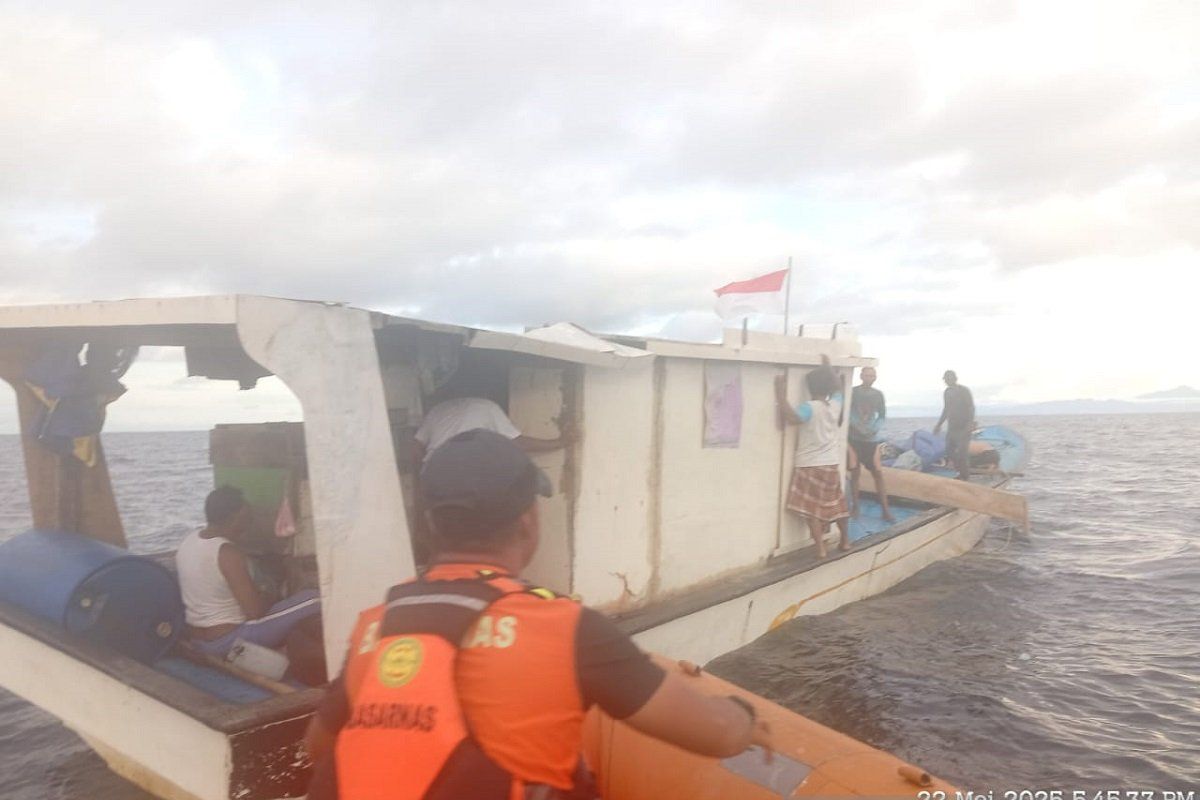SAR gabungan selamatkan kapal ikan berpenumpang 11 orang di perairan Pulau Seram