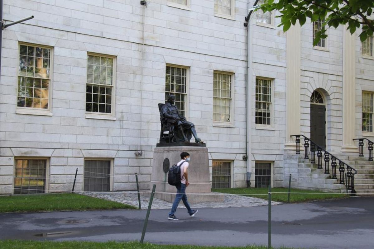 Pemerintahan Trump cabut izin Harvard untuk terima mahasiswa asing