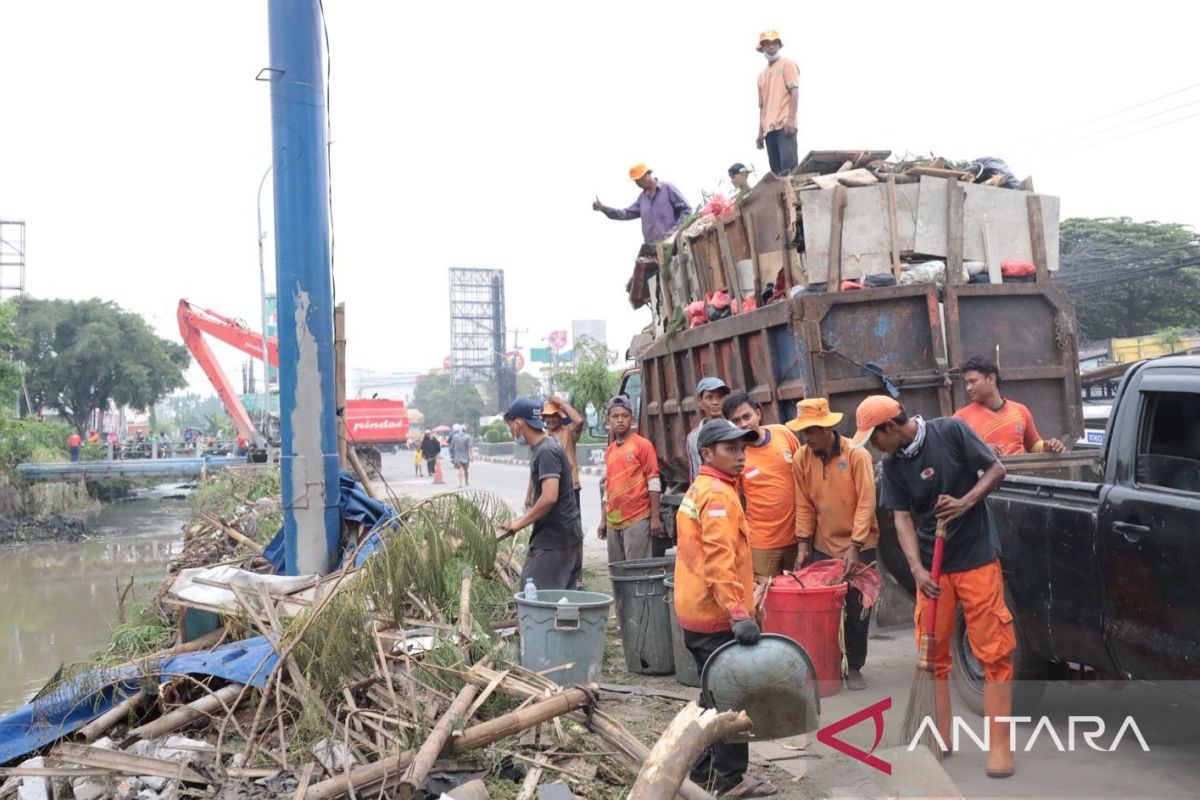 Pemkot Bekasi tertibkan bangunan liar di sepanjang bantaran Kali Teluk Pucung