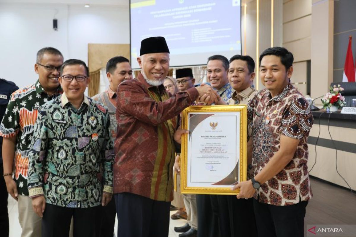 Gubernur Mahyeldi Beri Penghargaan Kepada 12 OPD Terbaik Dalam Pelaksanaan Reformasi Birokrasi di Sumbar