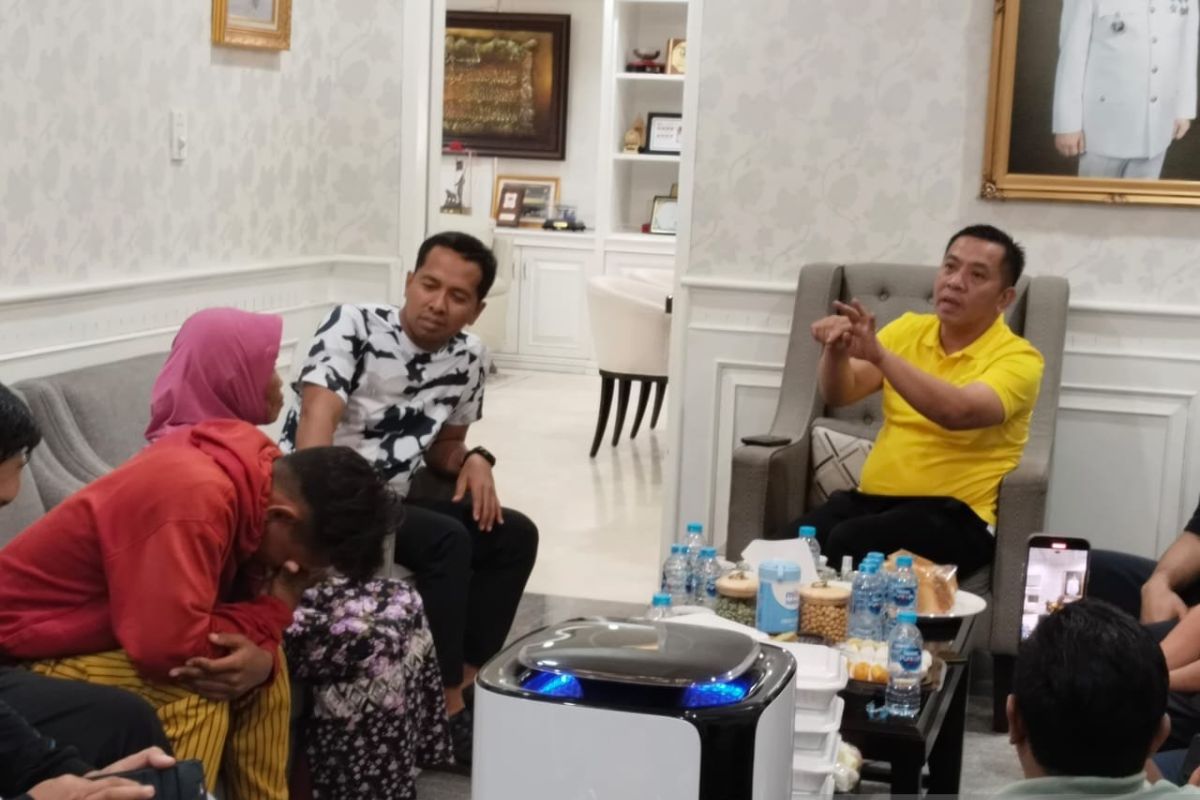 Bupati Karawang bantu usaha keluarga remaja perubahan kelamin