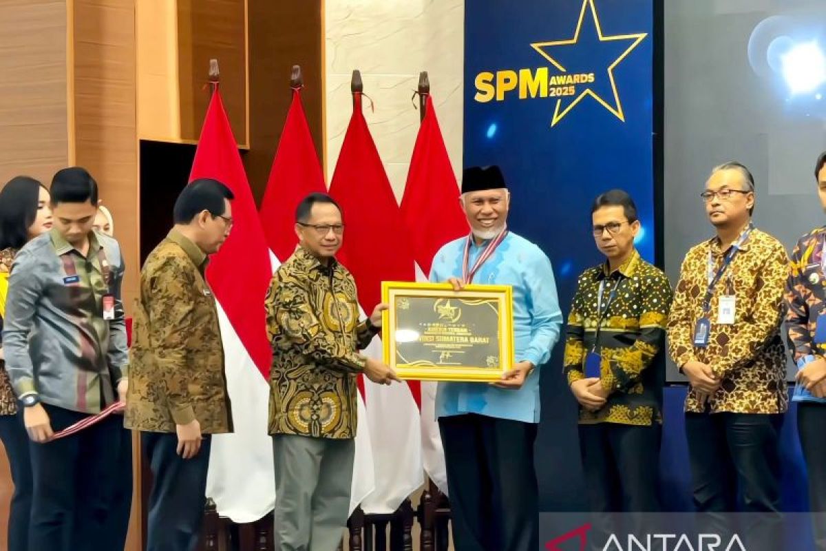 Terima Penghargaan, Pemprov Sumbar Dinilai Berkinerja Terbaik di Bidang SPM Regional Sumatera Tahun 2024.