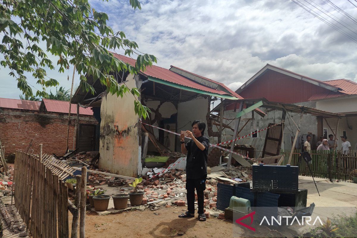 UP3 PLN Bengkulu mematikan sementara aliran listrik sebagai dampak gempa