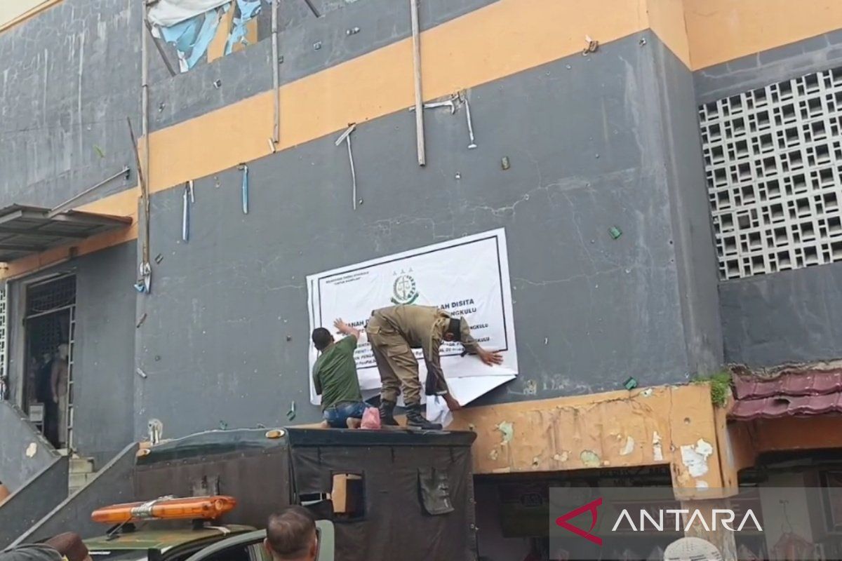 Kejati Bengkulu pasang plang sita Mega Mall dan PTM terkait korupsi