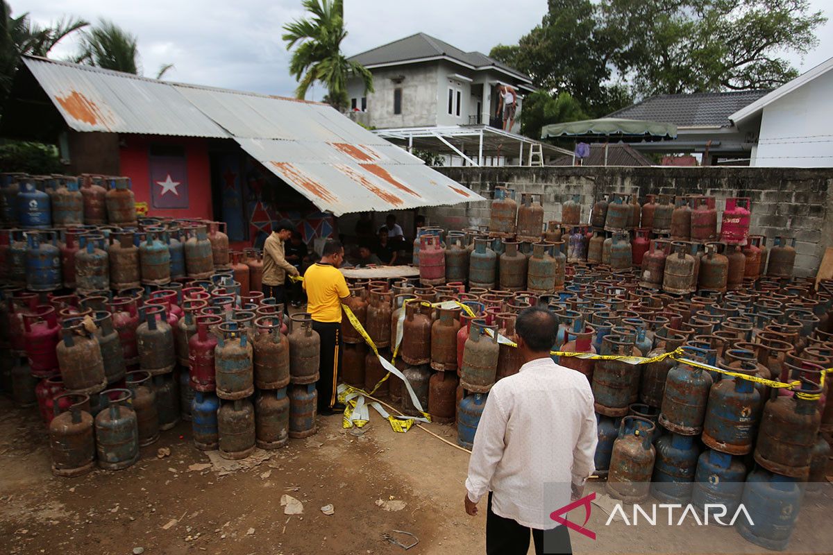 FOTO - Penggrebekan gudang gas elpiji ilegal di Aceh