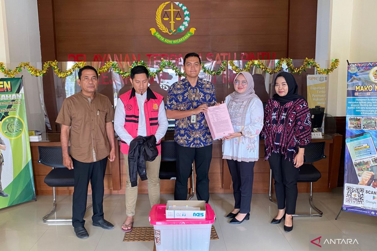 Kejari Bima limpahkan tersangka korupsi dana KUR ke penuntut umum