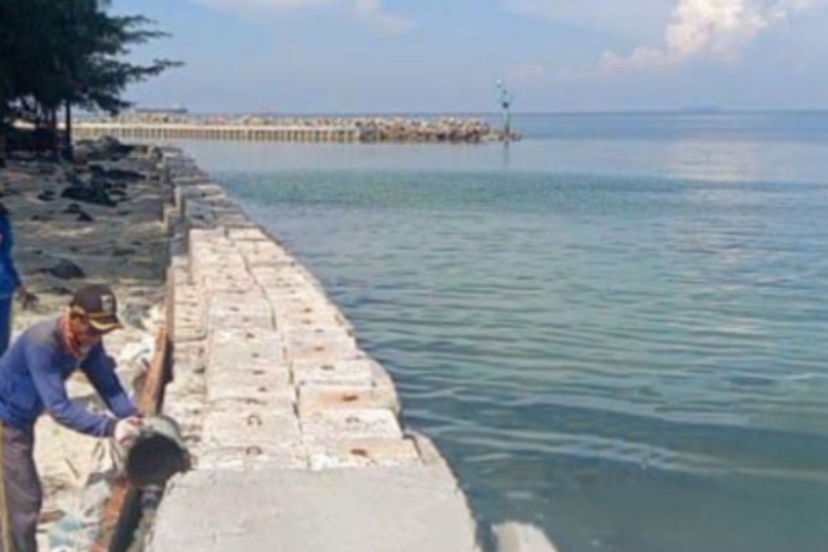 Sudin SDA Kepulauan Seribu bangun tanggul di utara Pulau Untung Jawa