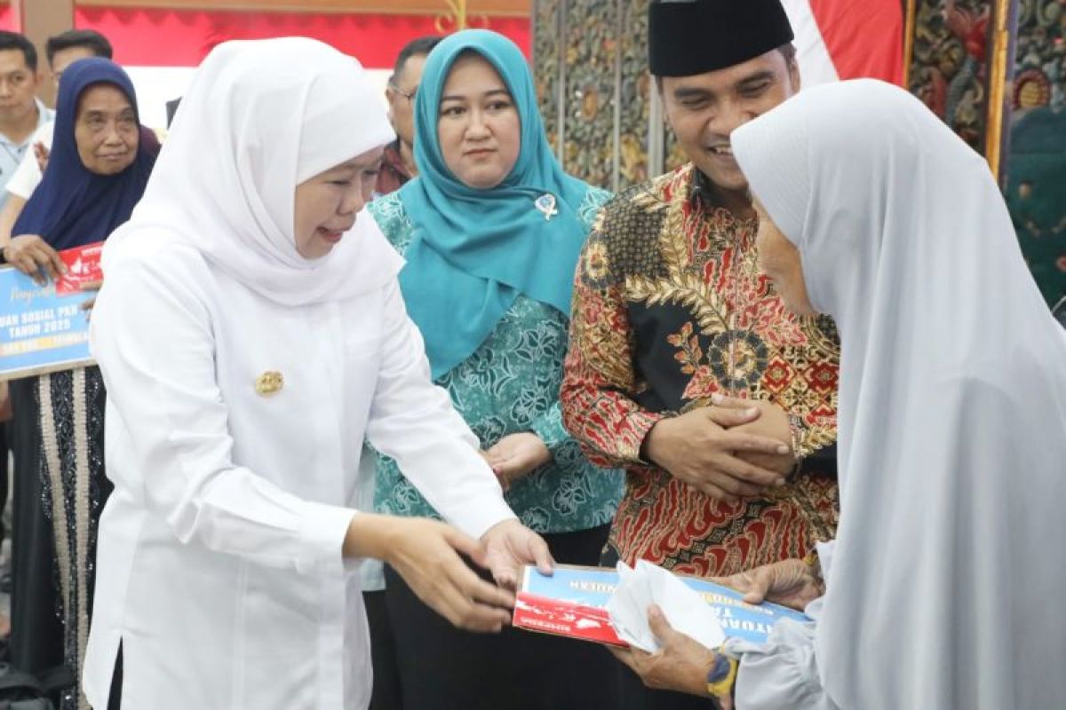Khofifah serahkan bantuan Rp7,62 miliar untuk warga Bangkalan