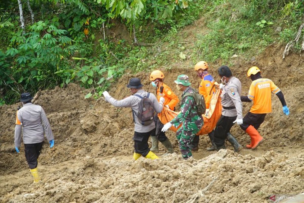 Enam korban longsor di Trenggalek Jatim sudah ditemukan dalam keadaan meninggal dunia