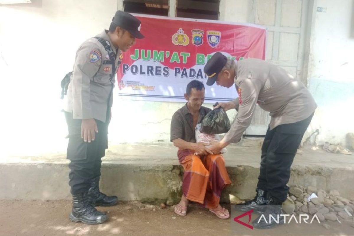 Polres Palas beri bantuan kepada warga kurang mampu, anak yatim dan Ibu - ibu lansia di berbagai tempat