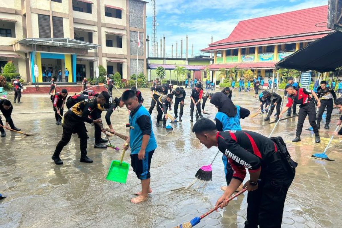 Kapolda Kaltara dan Personel Ditsamapta Gelar Aksi Bersih Sekolah Pasca Banjir