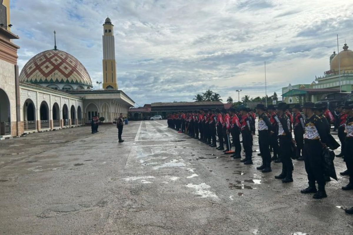 Polda Kaltara Hadir Bantu Bersihkan Tempat Ibadah