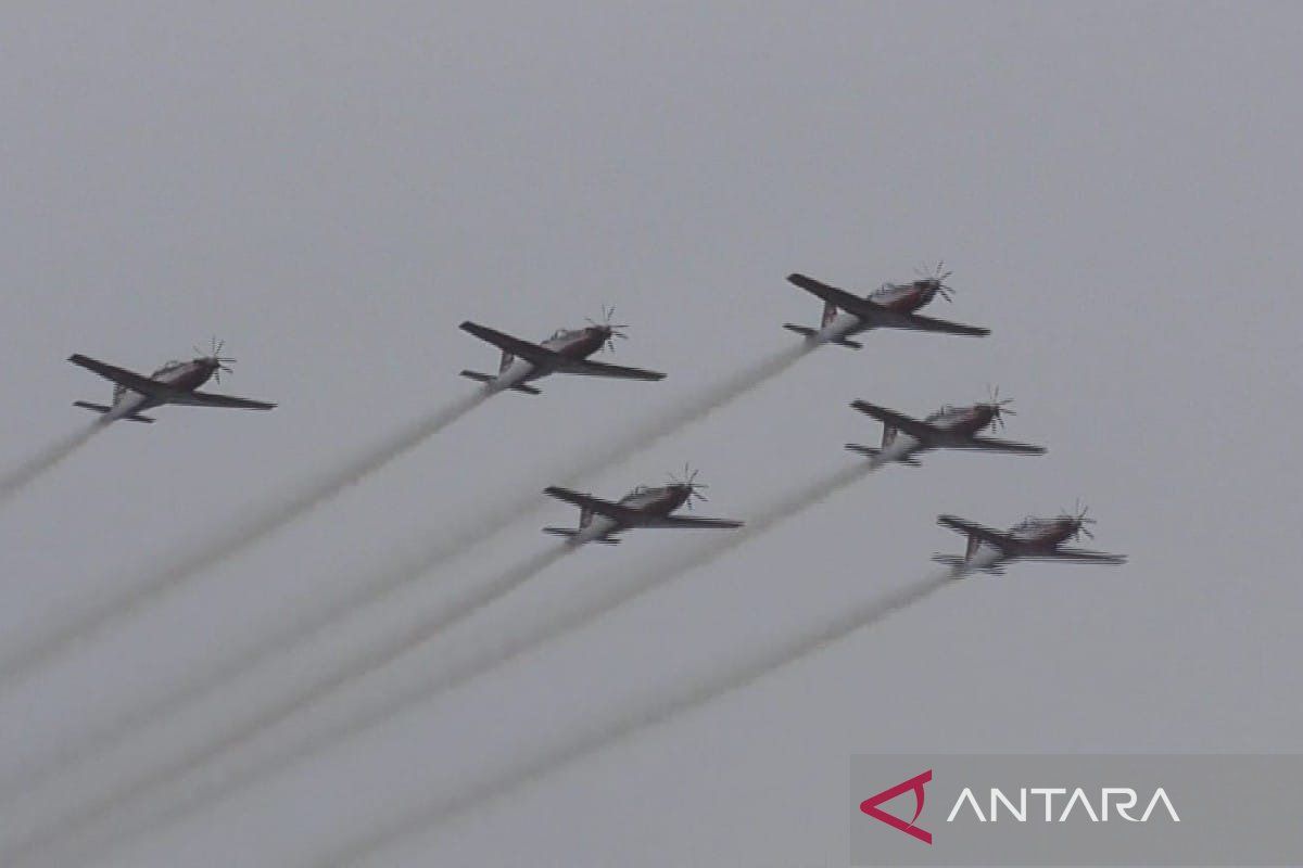 Atraksi Tim Aerobatik Jupiter  TNI AU pukau masyarakat Medan