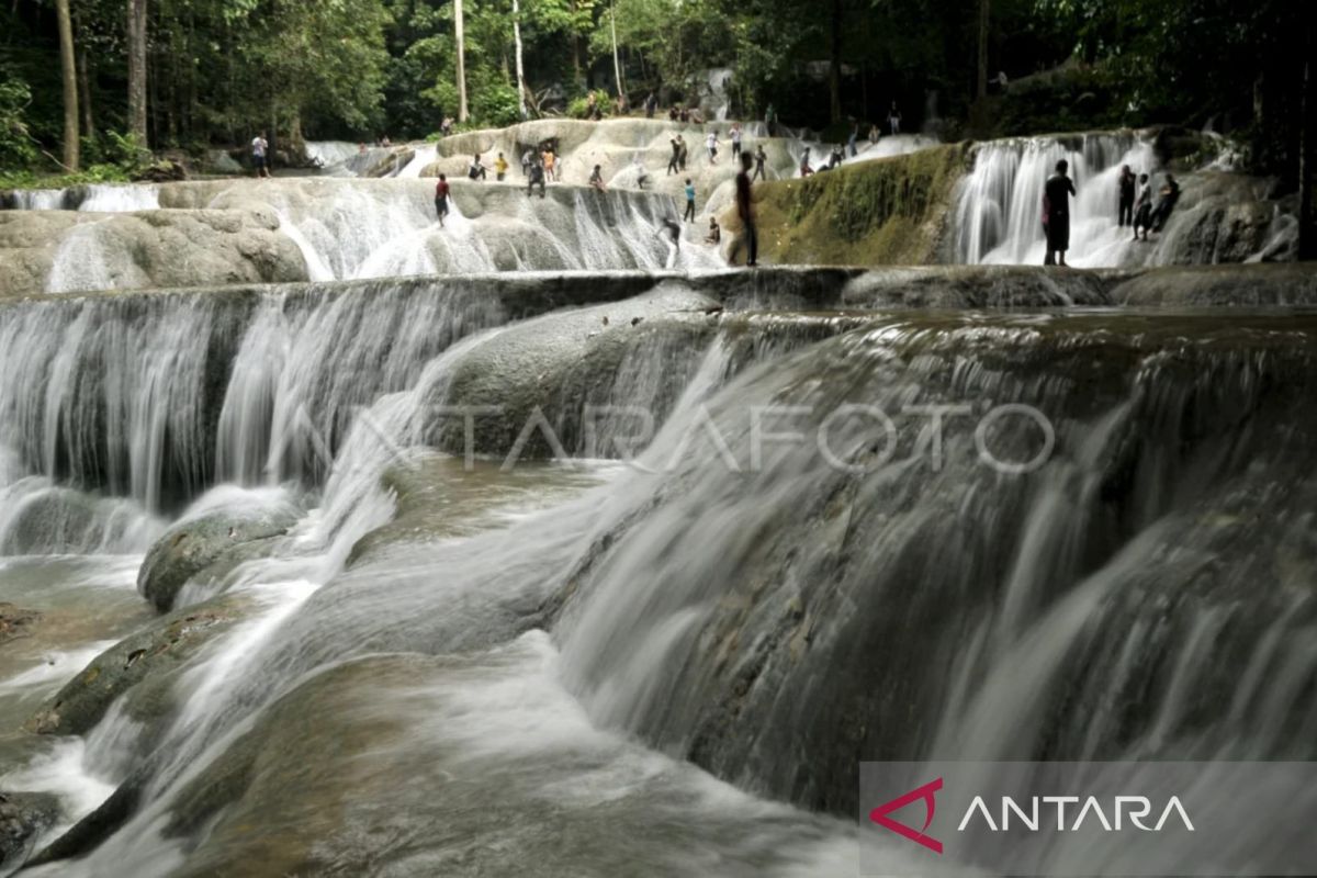 Wamenpar Ni Luh Puspa kagumi keindahan air terjun Moramo Konawe Selatan