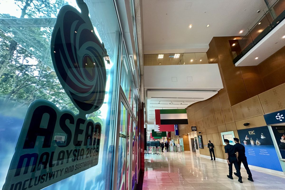 ASEAN FMs discuss key regional, international issues ahead of summit