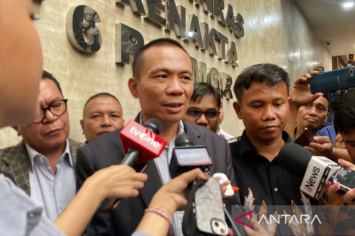 Cek fakta, foto Rismon Sianipar mengenakan baju tahanan