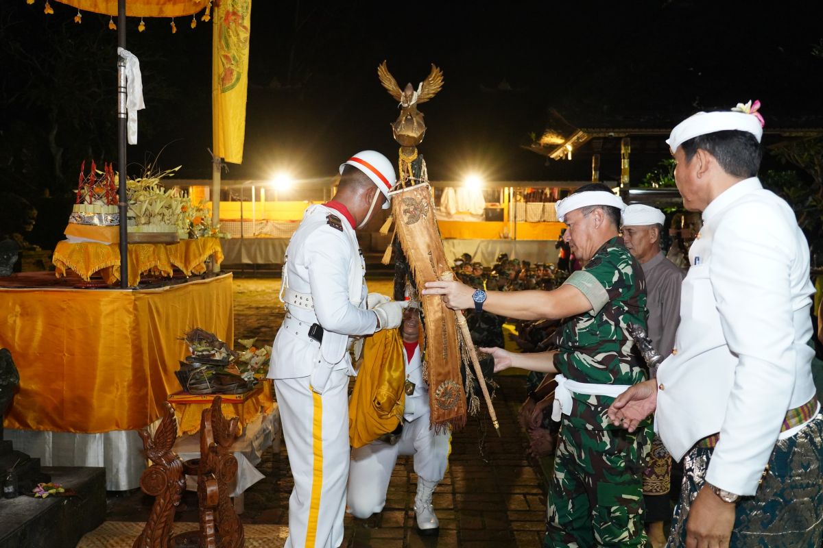 Kodam Udayana lakukan tradisi penjamasan pataka di Gianyar