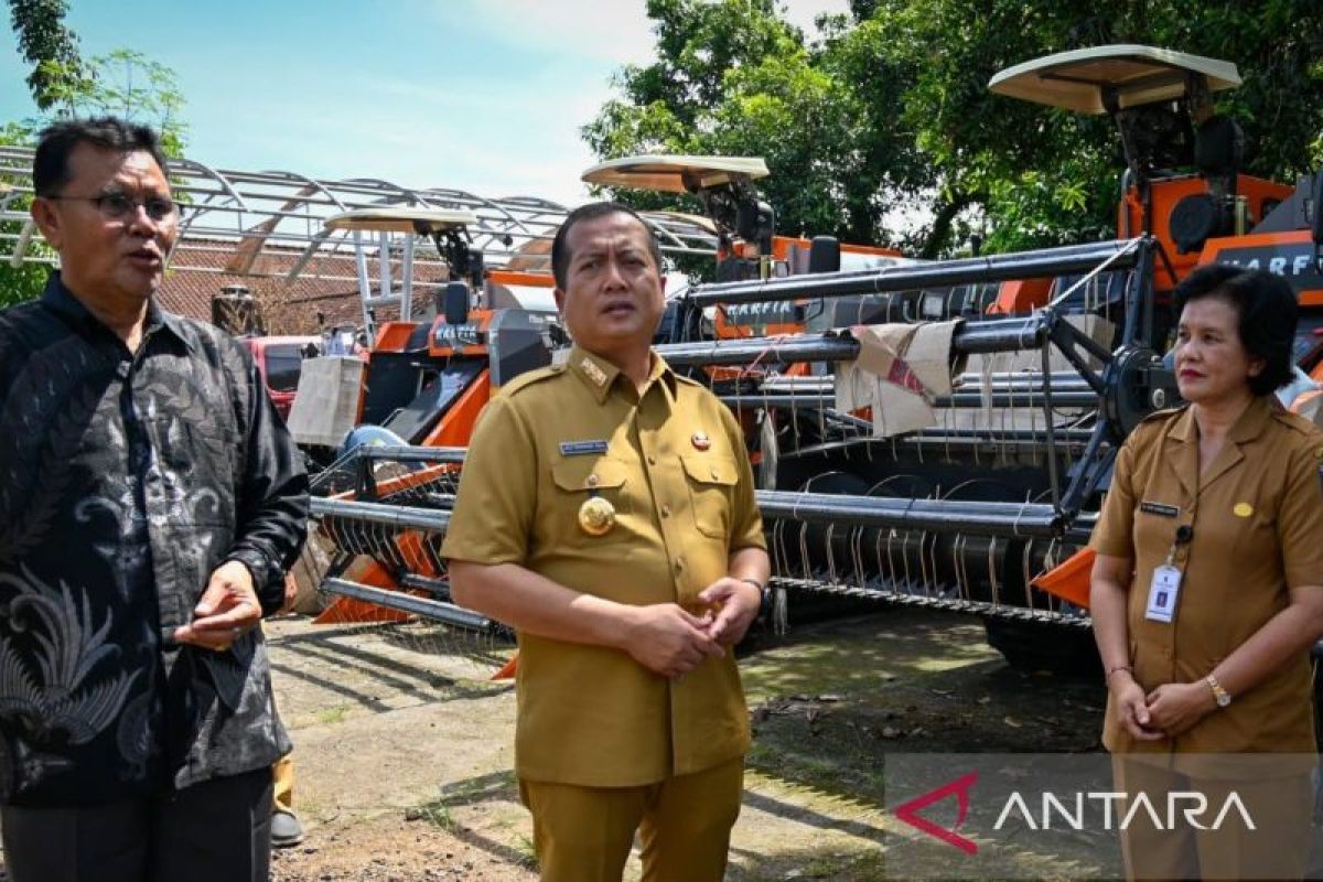 Kementerian Pertanian serahkan 15 unit mesin pemanen padi ke NTB