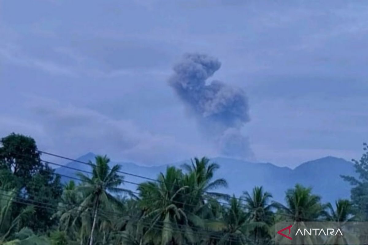 Gunung Dokuno alami dua kali erupsi lontarkan setinggi 1 km