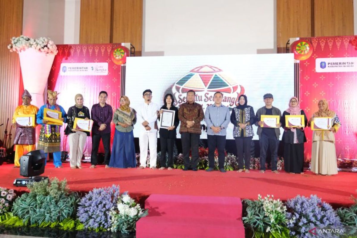 Kemenkum Babel serahkan sertifikat hak cipta tari Sambut Sepintu Sedulang