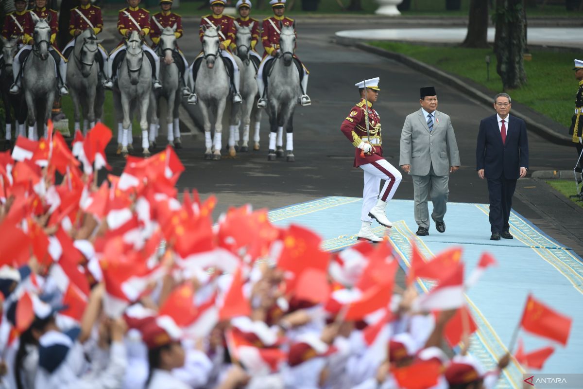 Politik kemarin, kunjungan PM China Li Qiang hingga Presiden Prabowo ke Malaysia