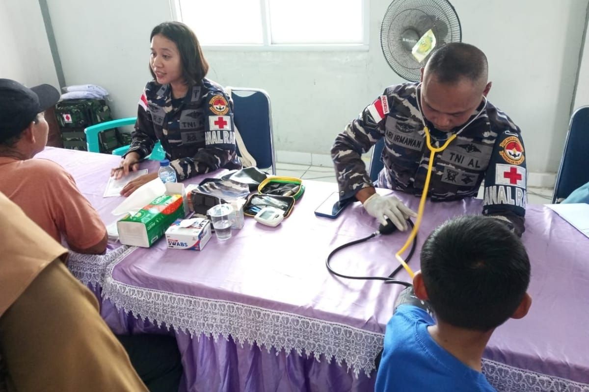 Lanal Ranai periksa kesehatan masyarakat dan khitanan massal gratis di pulau penyangga