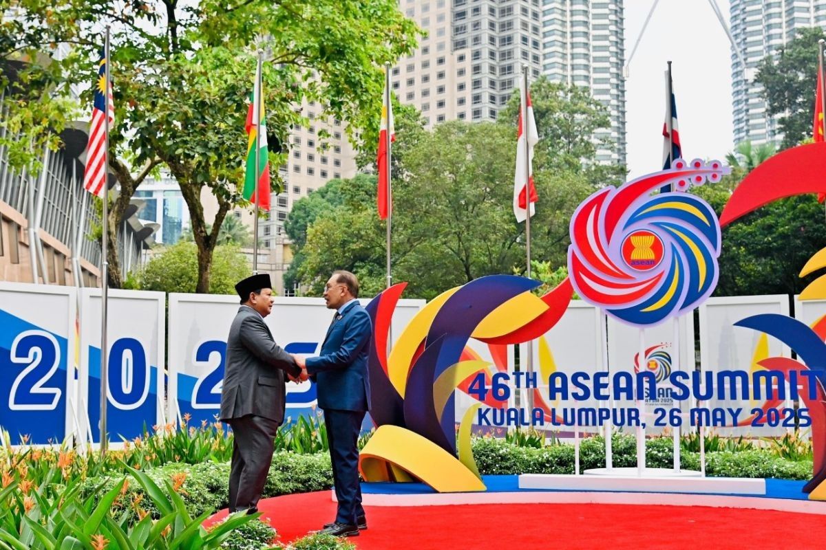 Momen hangat Presiden Prabowo dan Anwar Ibrahim di KTT ke-46 ASEAN