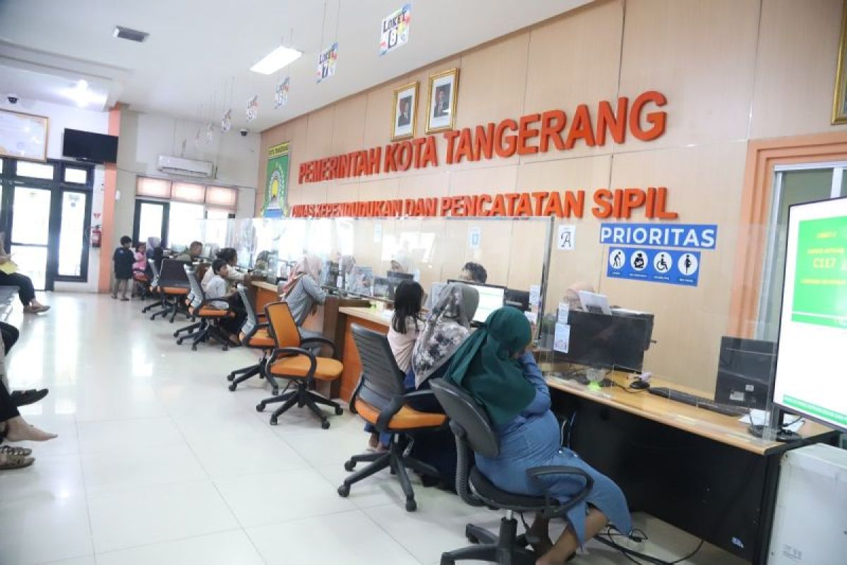 Disdukcapil Kota Tangerang terapkan KTP-el sehari jadi di 13 kecamatan