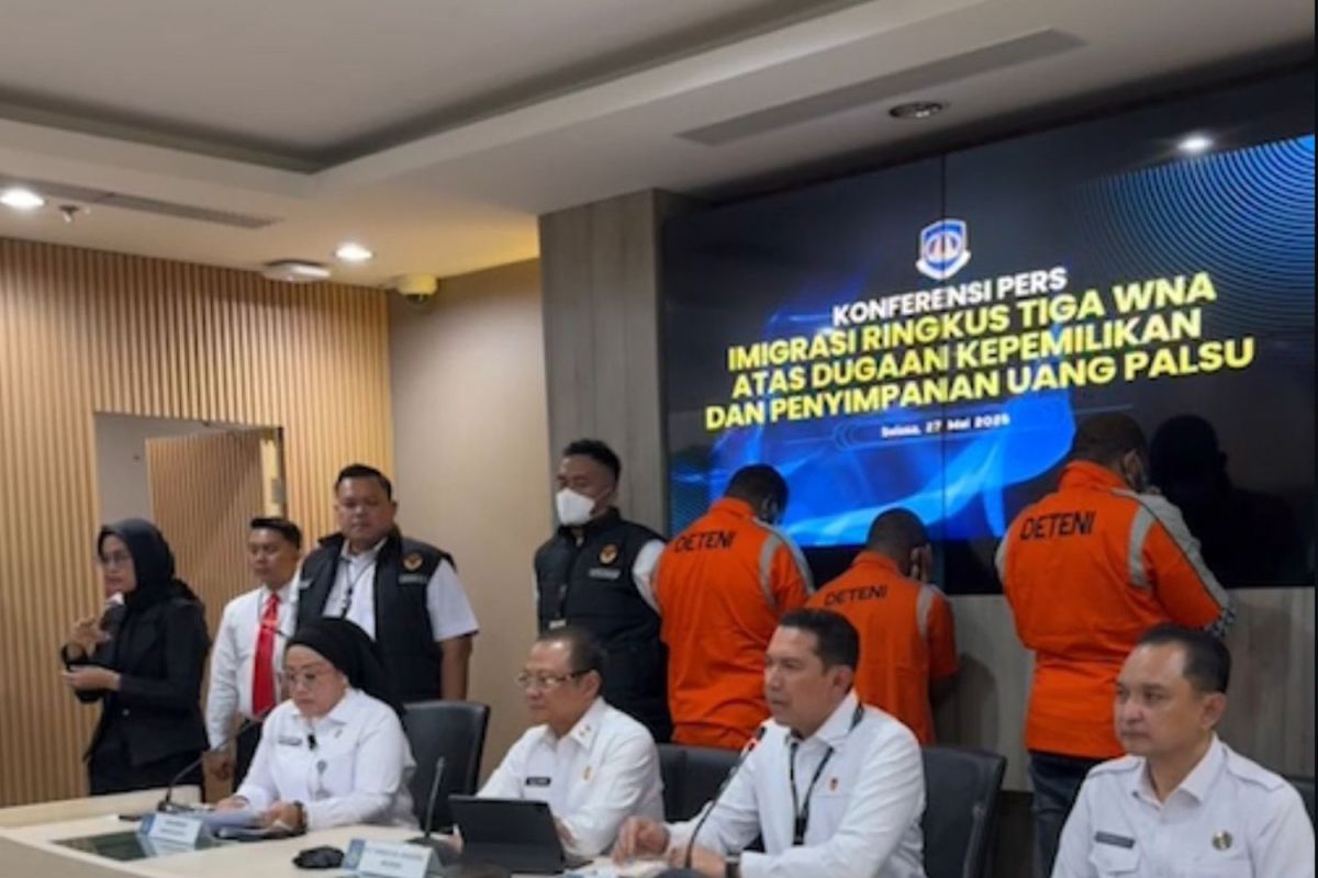 Tiga WNA ditangkap karena langgar izin tinggal dan bawa uang palsu