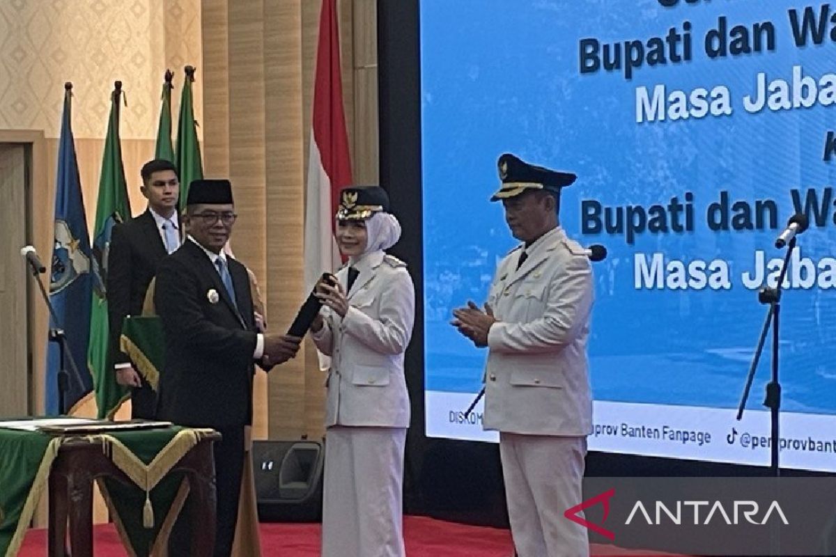 Gubernur Banten lantik Ratu Zakiyah-Najib sebagai Bupati-Wabup Serang