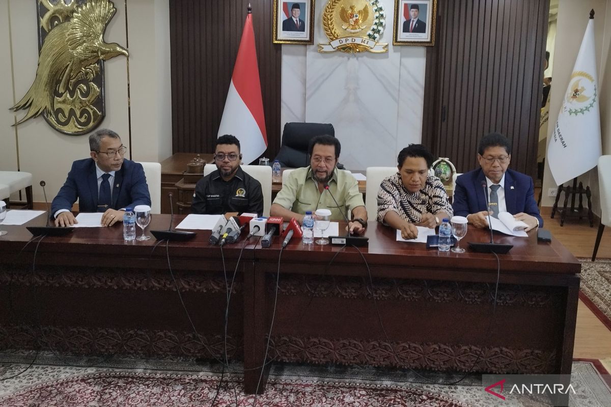 Yorrys: Stop pengerahan aparat tangani konflik Papua