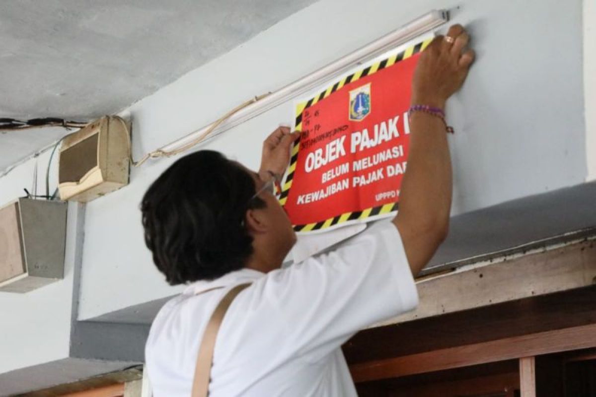 40 objek pajak di Kebayoran Baru Jakarta Selatan dipasang stiker penunggak pajak