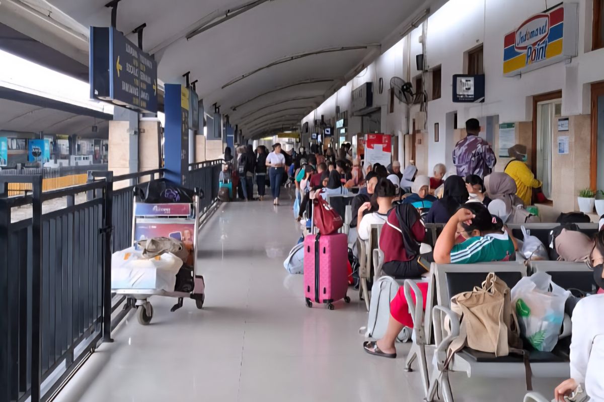 Sebanyak 4.939 penumpang padati Stasiun Malang pada H-1 Kenaikan Isa Almasih