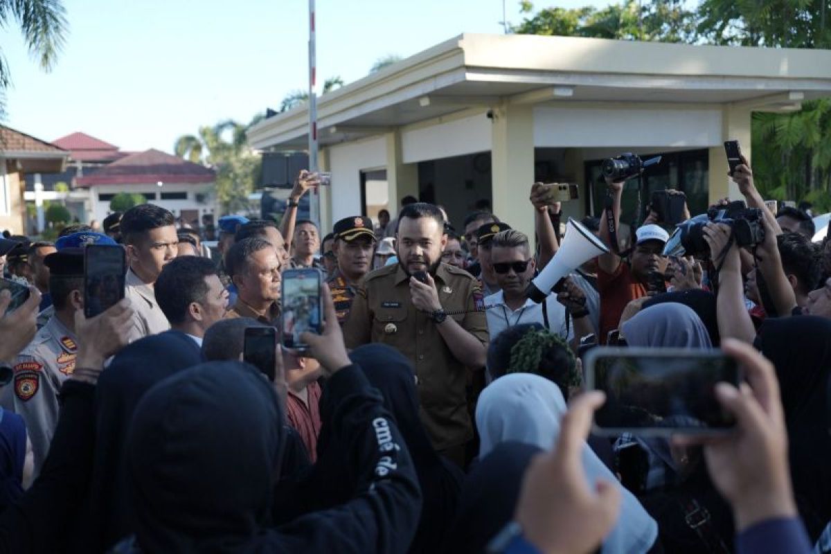Wako Fadly Amran temui PKL kawasan Permindo yang berdemonstrasi menolak relokasi ke Pasar Raya Fase VII