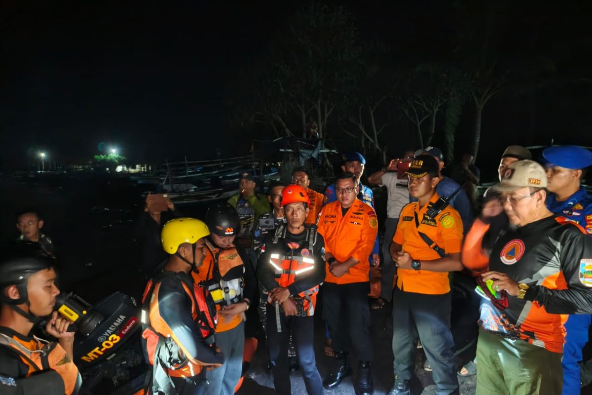 Petugas evakuasi lima penumpang KM Althaf di perairan Pesisir Barat